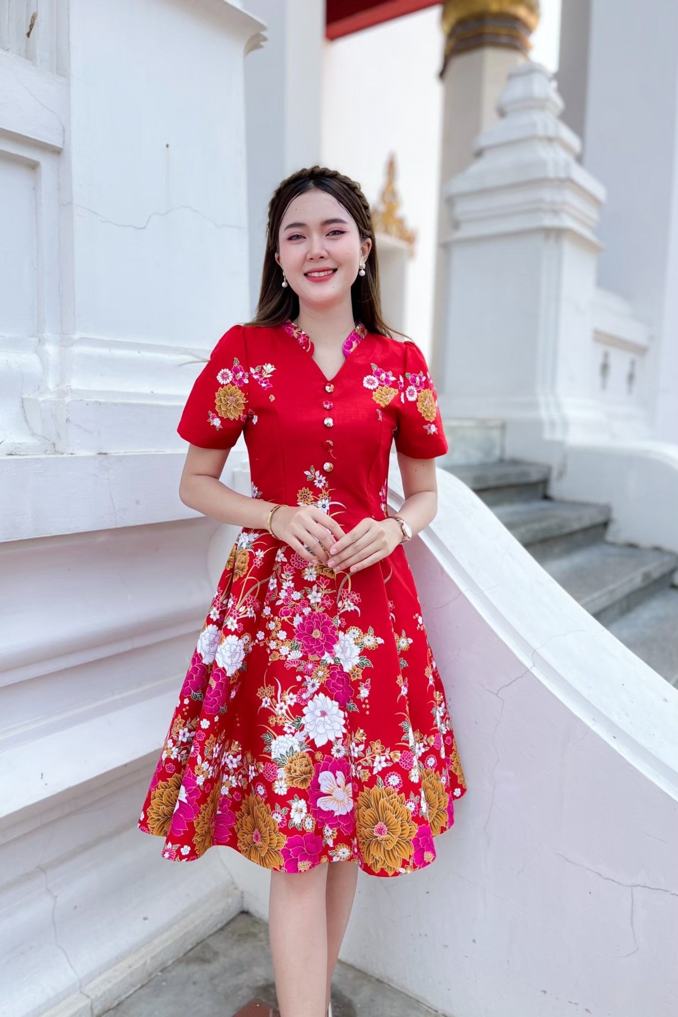 ชุดเดรสผ้าปาเต๊ะกิโมโน คอจีน แต่งกระดุมปั๊ม กระโปรงบาน 8 ชิ้น งานอัดกาว ทั้งชุด ทุกชิ้น ซิปซ่อนด้านหลัง สีแดง