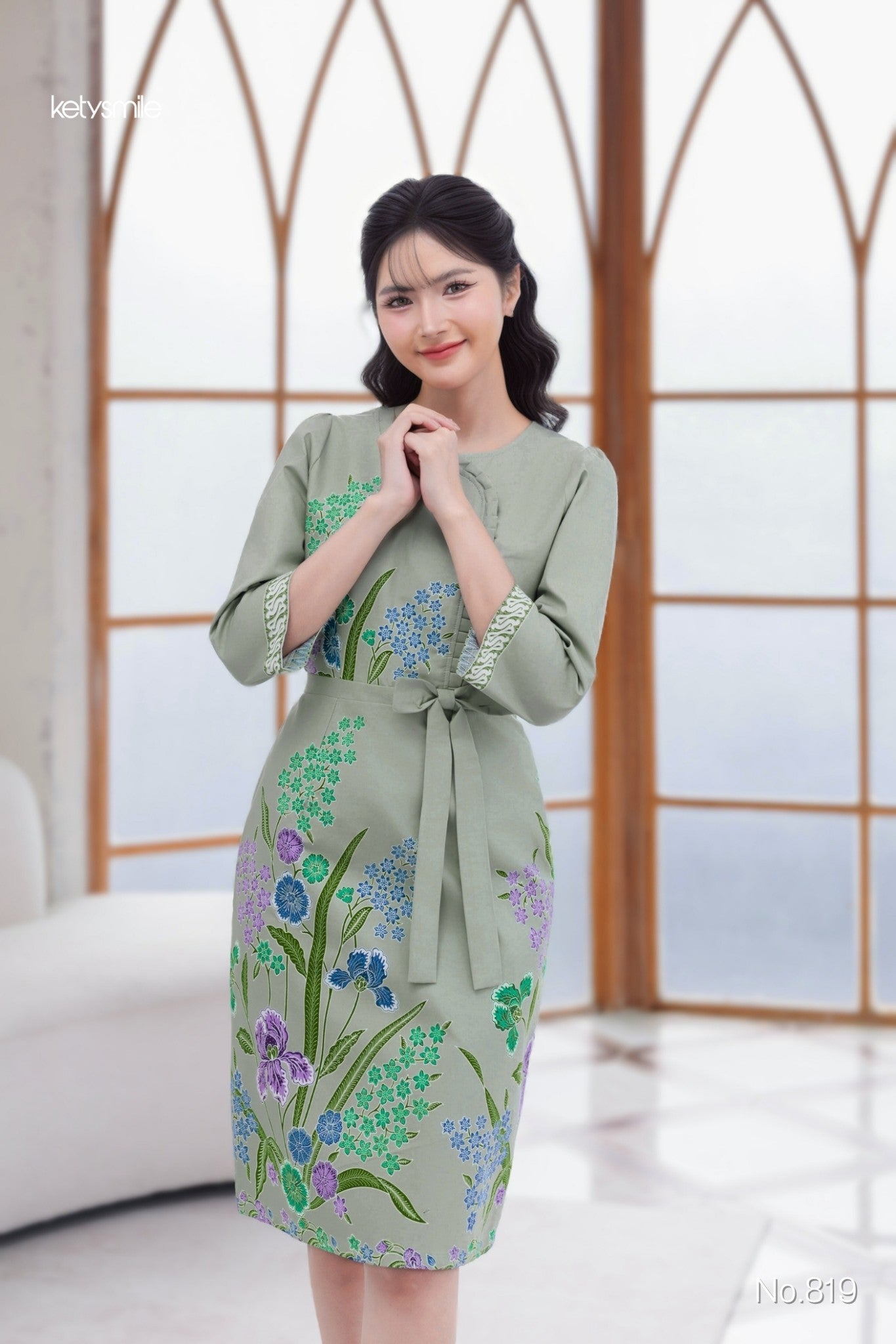 ชุดเดรสผ้าปาเต๊ะลายดอกกล้วยไม้ แขนศอกระบายอก แต่งโบว์ งานอัดกาวทั้งชุด ทุกชิ้น ซิปซ่อนด้านหลัง สีเขียว