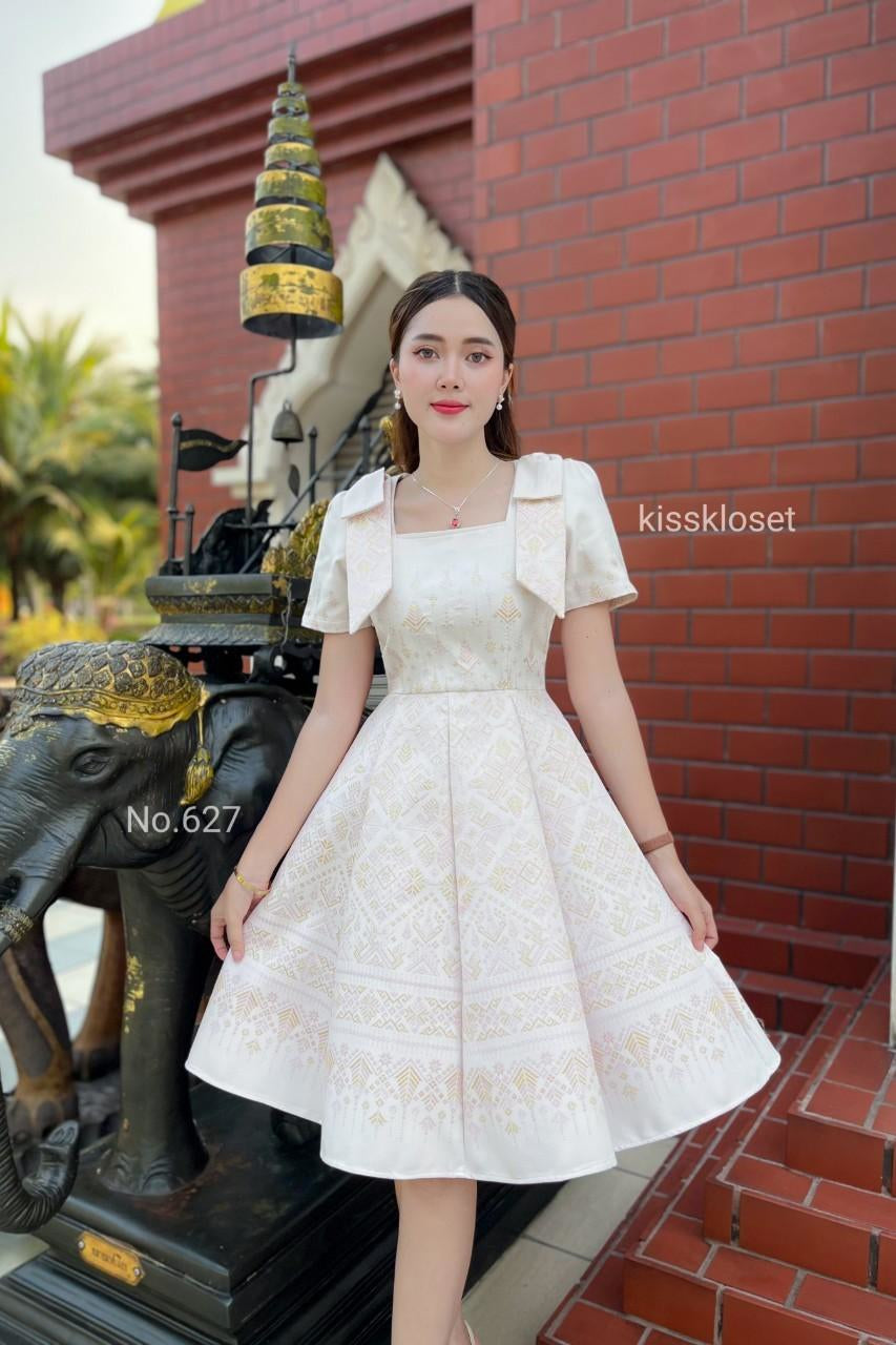 ชุดเดรสผ้าทอลาย ชมพูนูน คอเหลี่ยม แต่งโบว์ไหล่ กระโปรงบาน 8 ชิ้น อัดกาวทั้งชุด ทุกชิ้น ซิปซ่อนด้านหลัง สีขาวงาช้างแซมชมพู