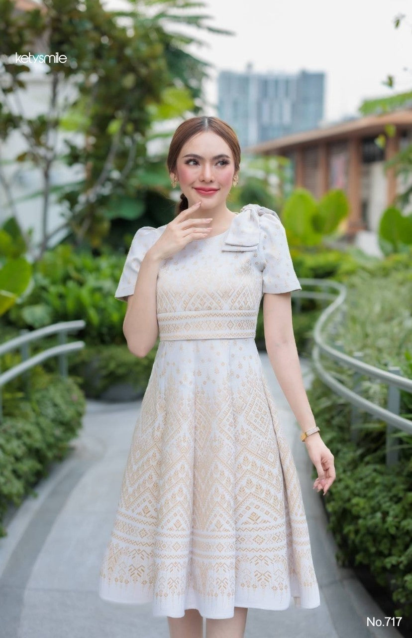 ชุดเดรสผ้าทอลาย ลายเทียนหยด ทรงเสื้อครอป แต่งโบว์ไหล่ กระโปรงบาน 8 ชิ้น อัดกาวทั้งชุด สีขาวงาช้าง