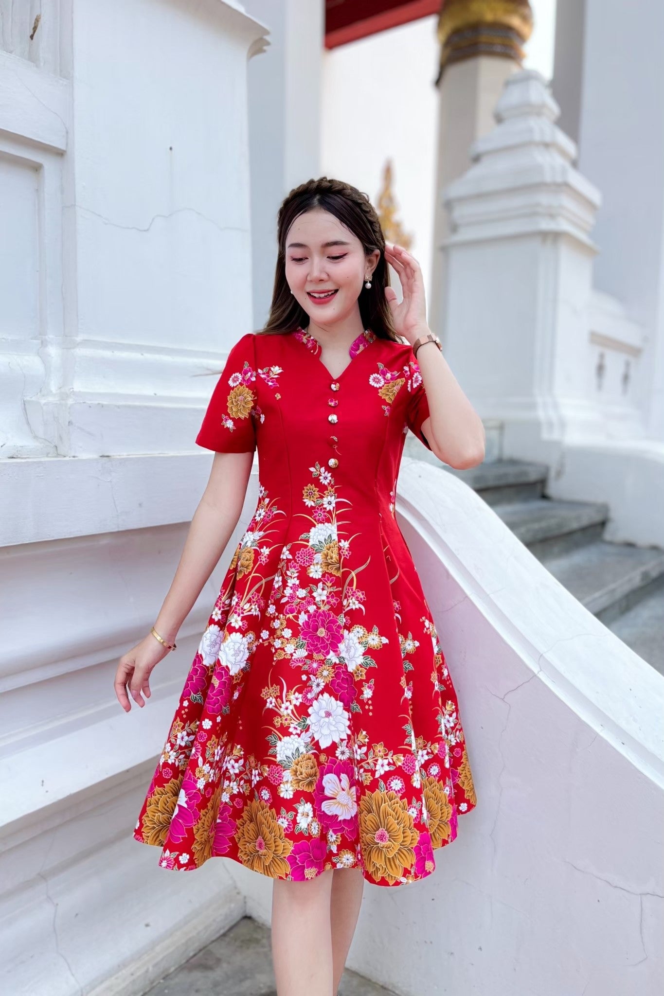 ชุดเดรสผ้าปาเต๊ะกิโมโน คอจีน แต่งกระดุมปั๊ม กระโปรงบาน 8 ชิ้น งานอัดกาว ทั้งชุด ทุกชิ้น ซิปซ่อนด้านหลัง สีแดง