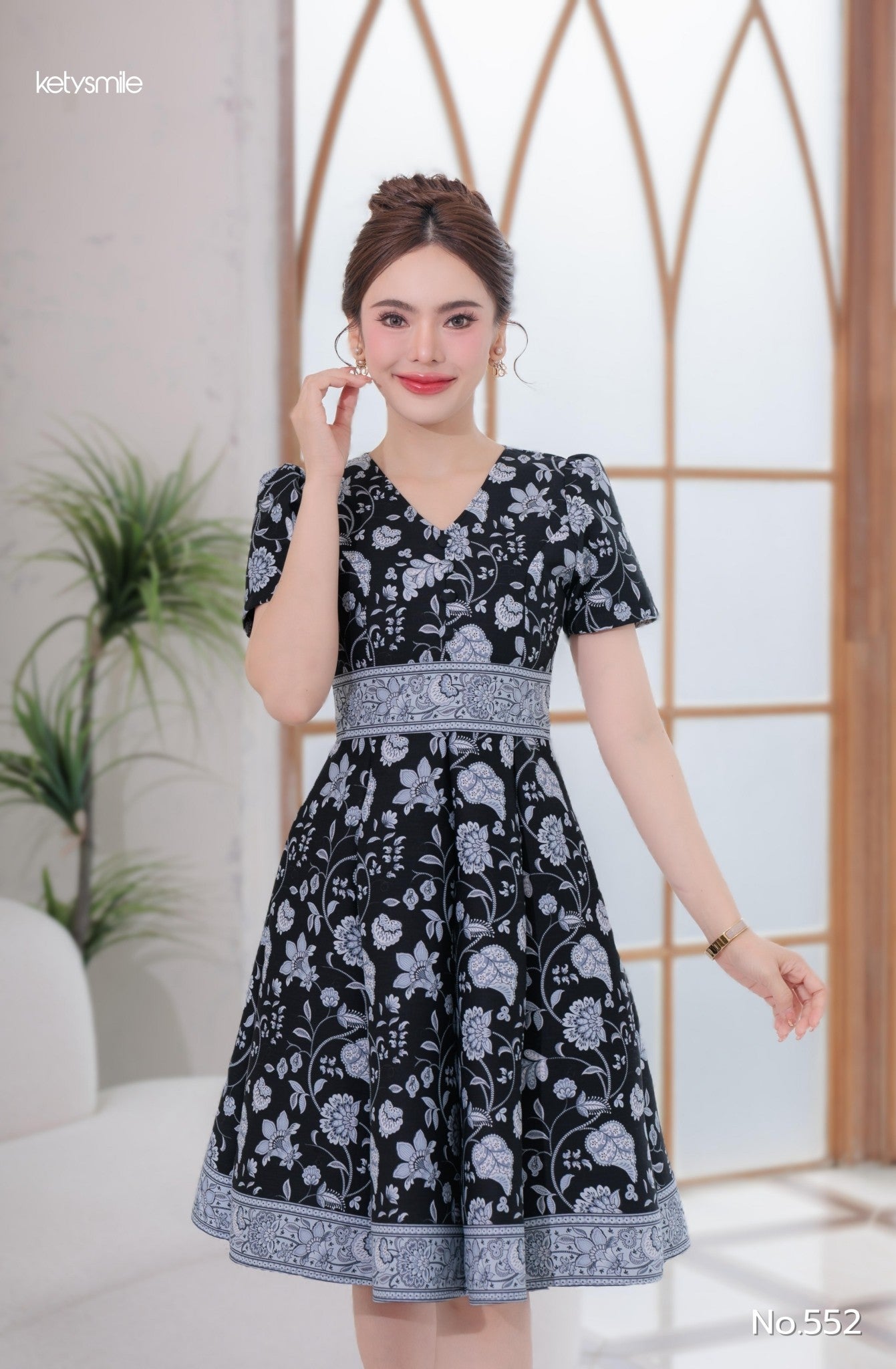 ชุดเดรสผ้าปาเตีะ คอวี กระดุมปั๊ม กระโปรงบานผ้า 8 ชิ้น อัดกาวทั้งชุด ทุกชิ้น ซิปซ่อนด้านหลัง สีเทา