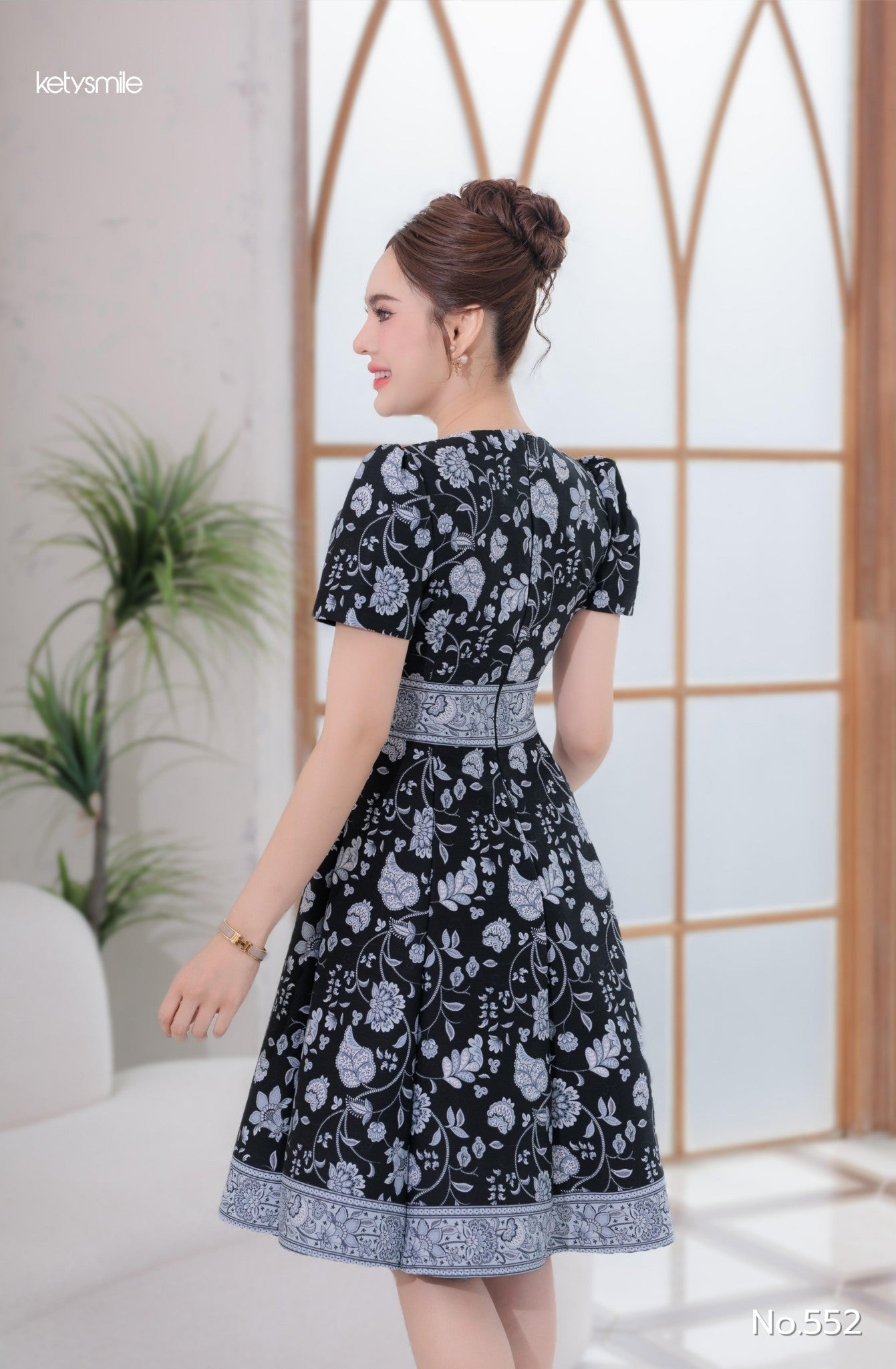 ชุดเดรสผ้าปาเตีะ คอวี กระดุมปั๊ม กระโปรงบานผ้า 8 ชิ้น อัดกาวทั้งชุด ทุกชิ้น ซิปซ่อนด้านหลัง สีเทา