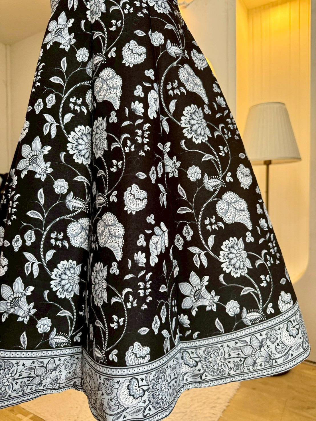 ชุดเดรสผ้าปาเตีะ คอวี กระดุมปั๊ม กระโปรงบานผ้า 8 ชิ้น อัดกาวทั้งชุด ทุกชิ้น ซิปซ่อนด้านหลัง สีเทา