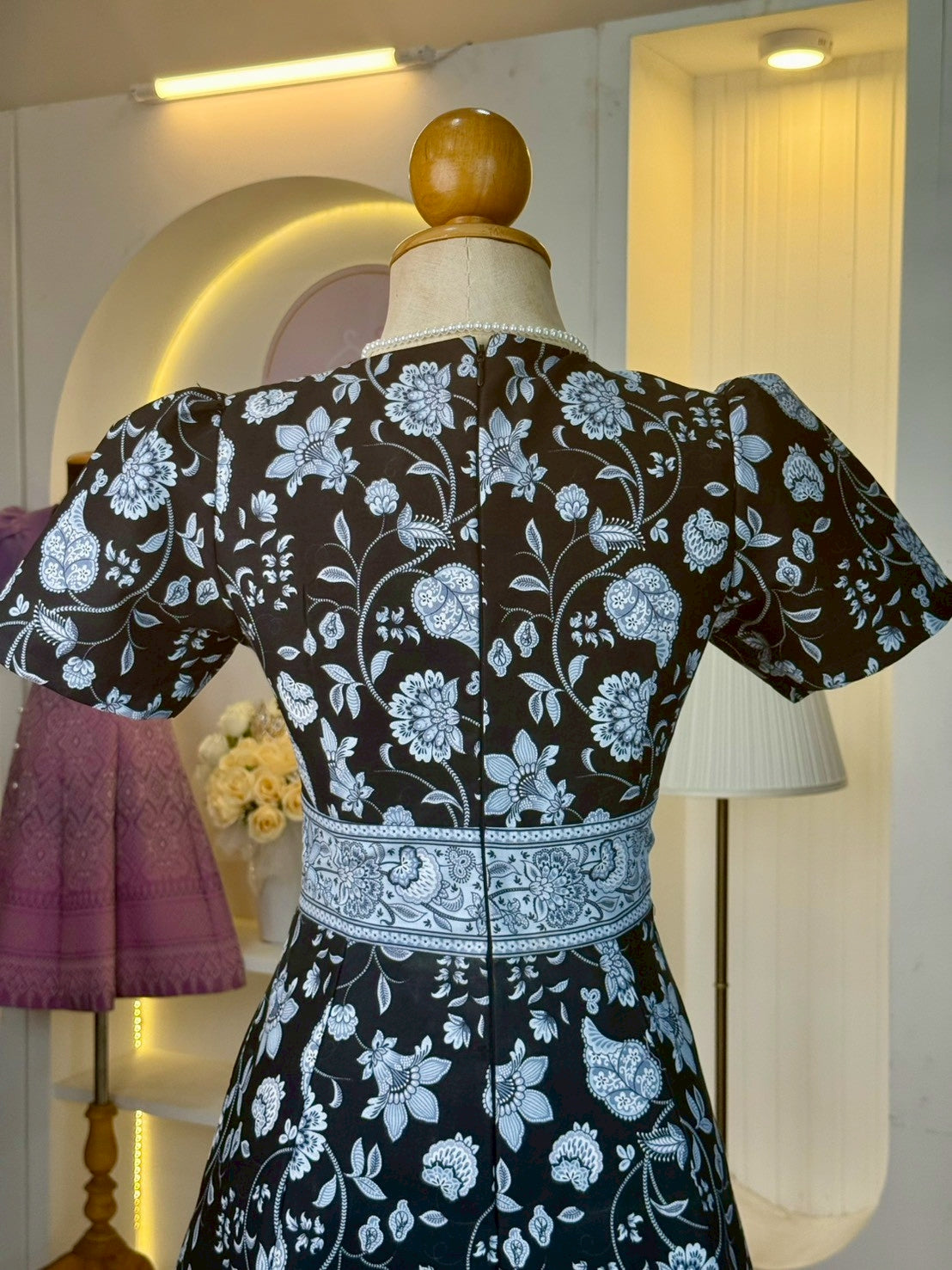 ชุดเดรสผ้าปาเตีะ คอวี กระดุมปั๊ม กระโปรงบานผ้า 8 ชิ้น อัดกาวทั้งชุด ทุกชิ้น ซิปซ่อนด้านหลัง สีเทา