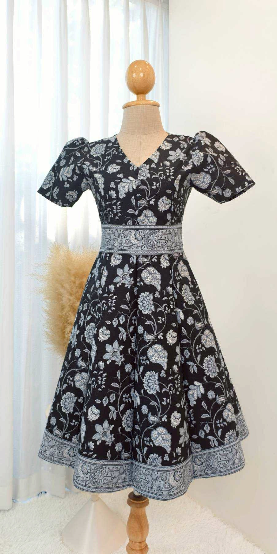 ชุดเดรสผ้าปาเตีะ คอวี กระดุมปั๊ม กระโปรงบานผ้า 8 ชิ้น อัดกาวทั้งชุด ทุกชิ้น ซิปซ่อนด้านหลัง สีเทา