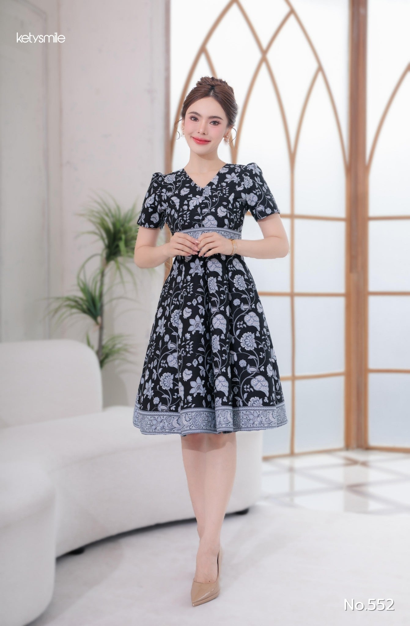 ชุดเดรสผ้าปาเตีะ คอวี กระดุมปั๊ม กระโปรงบานผ้า 8 ชิ้น อัดกาวทั้งชุด ทุกชิ้น ซิปซ่อนด้านหลัง สีเทา