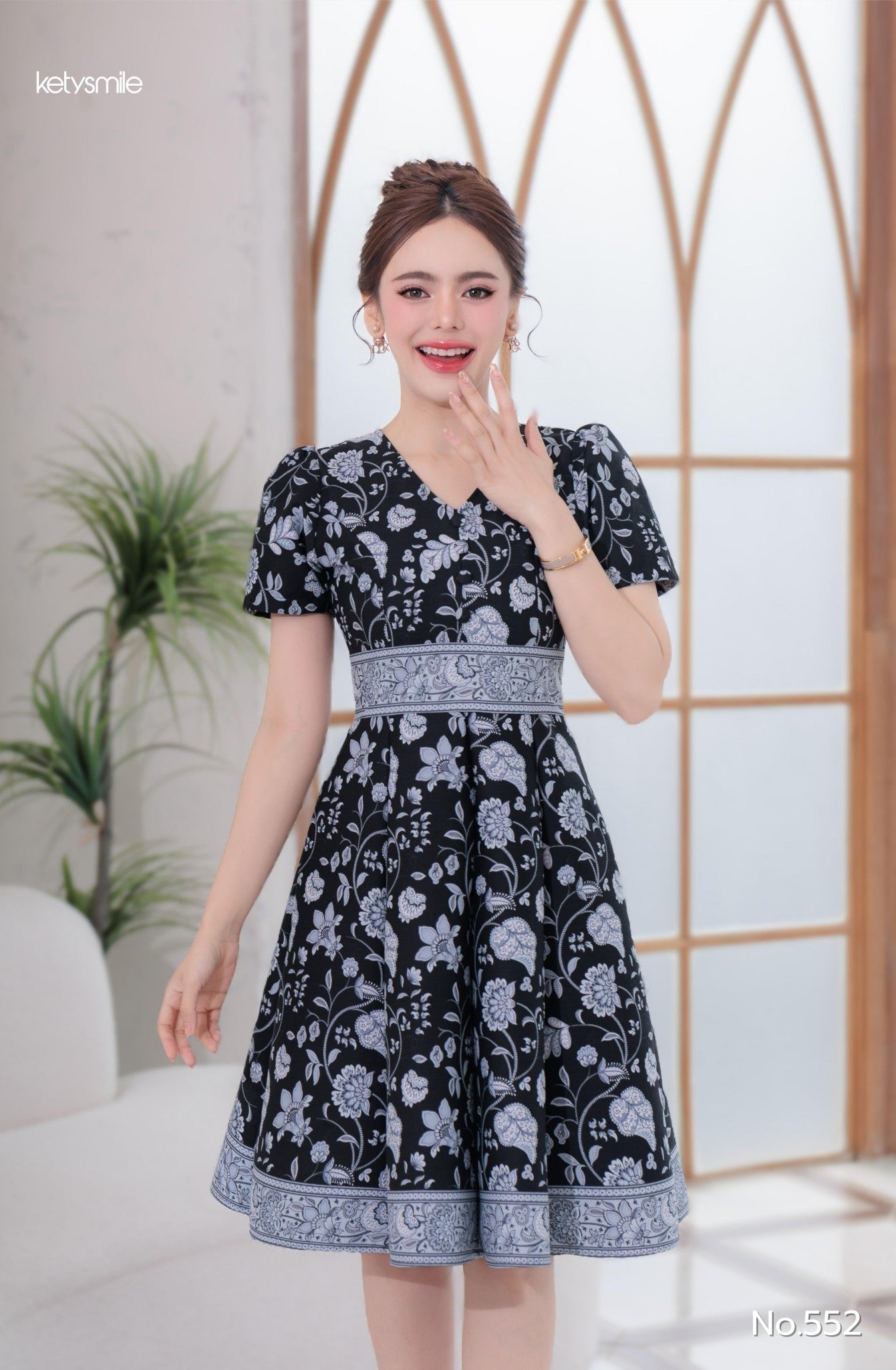 ชุดเดรสผ้าปาเตีะ คอวี กระดุมปั๊ม กระโปรงบานผ้า 8 ชิ้น อัดกาวทั้งชุด ทุกชิ้น ซิปซ่อนด้านหลัง สีเทา