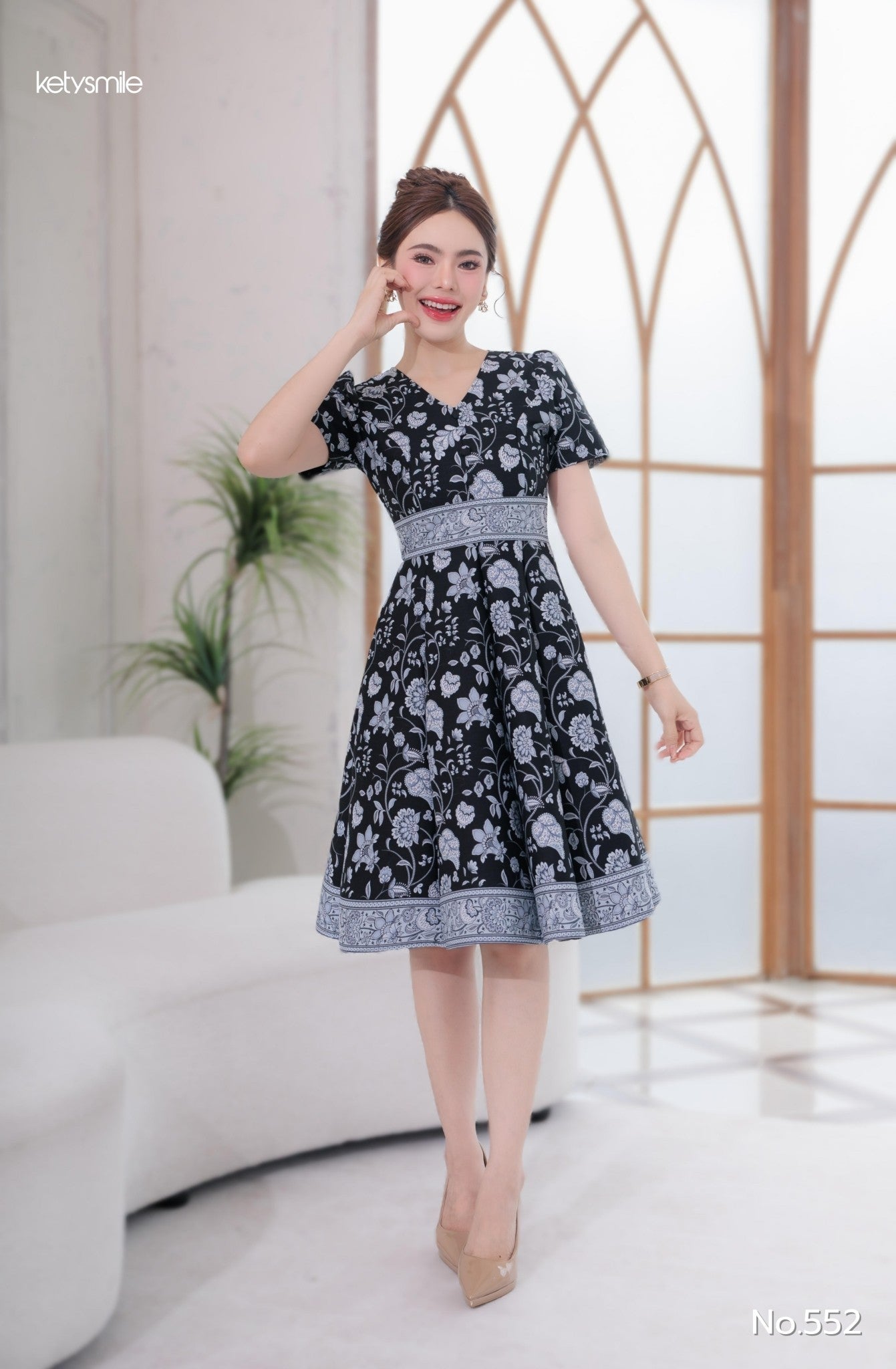 ชุดเดรสผ้าปาเตีะ คอวี กระดุมปั๊ม กระโปรงบานผ้า 8 ชิ้น อัดกาวทั้งชุด ทุกชิ้น ซิปซ่อนด้านหลัง สีเทา