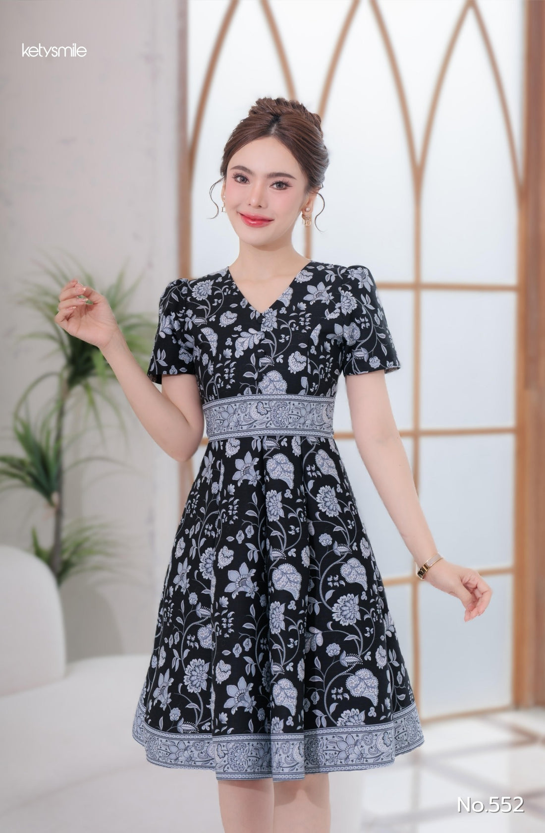 ชุดเดรสผ้าปาเตีะ คอวี กระดุมปั๊ม กระโปรงบานผ้า 8 ชิ้น อัดกาวทั้งชุด ทุกชิ้น ซิปซ่อนด้านหลัง สีเทา