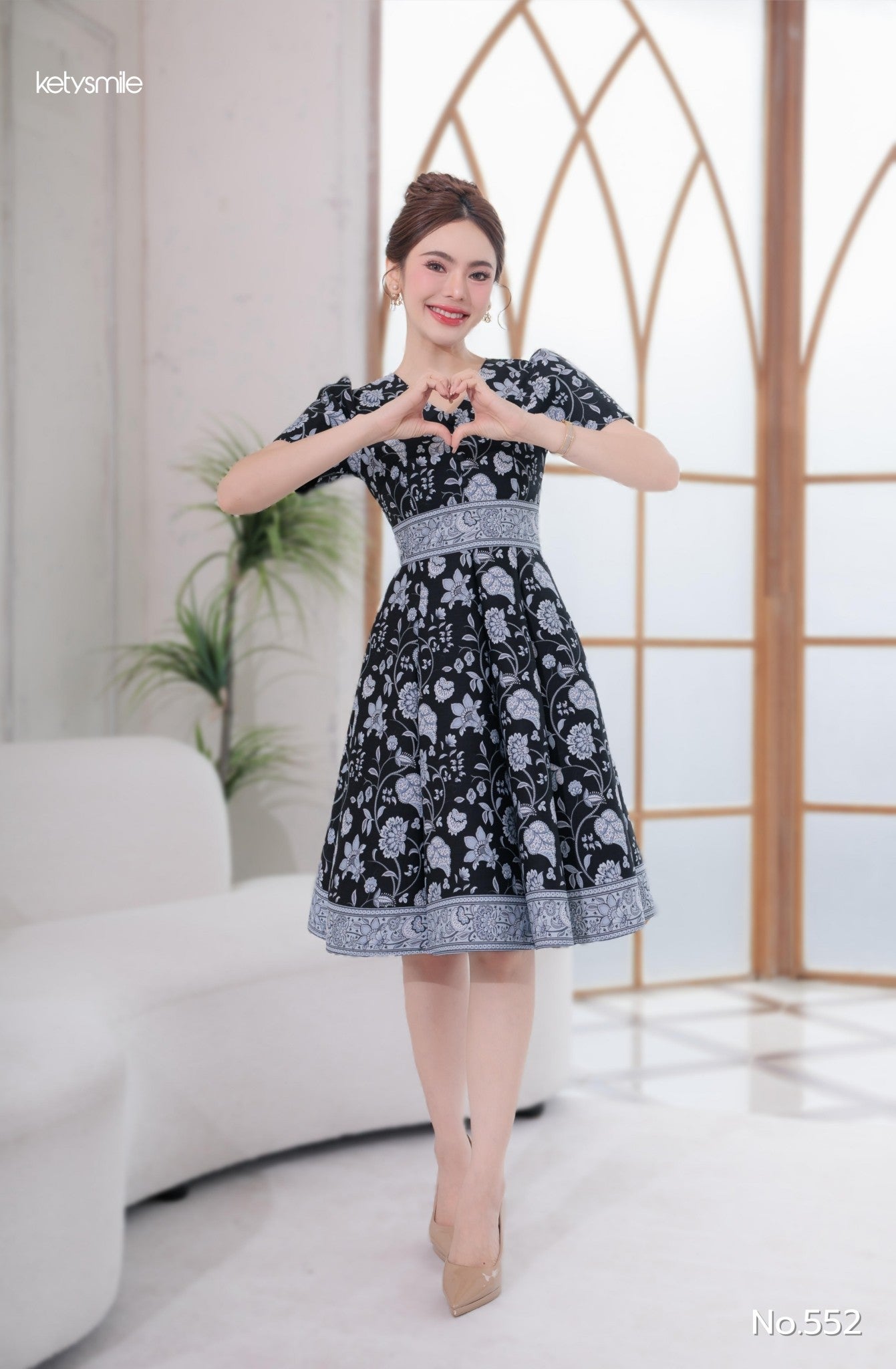 ชุดเดรสผ้าปาเตีะ คอวี กระดุมปั๊ม กระโปรงบานผ้า 8 ชิ้น อัดกาวทั้งชุด ทุกชิ้น ซิปซ่อนด้านหลัง สีเทา